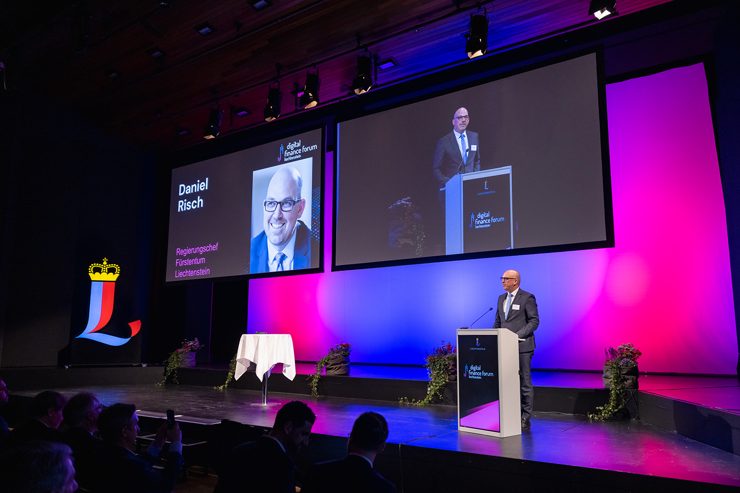 Regierungschef Daniel Risch spricht am Digital Finance Forum 2022 in Liechtenstein auf der Bühne